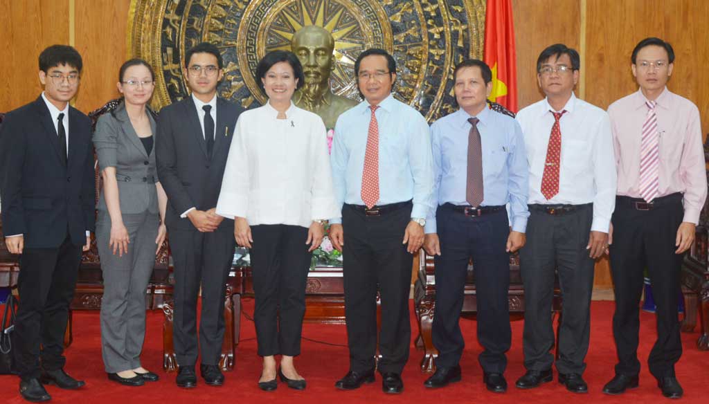 Phó Chủ tịch UBND tỉnh - Nguyễn Văn Được, đại diện lãnh đạo sở, ngành tỉnh chụp ảnh lưu niệm cùng bà Ureerat Ratanaprukse