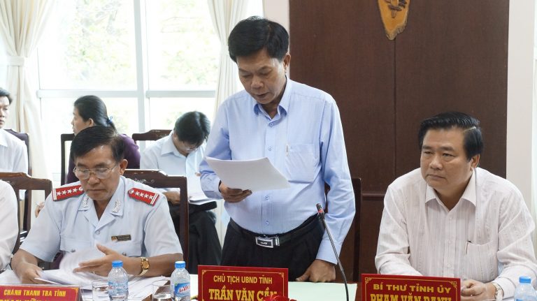 Chủ tịch UBND tỉnh Trần Văn Cần báo cáo tình hình với đòan Chủ tịch UBND tỉnh Trần Văn Cần báo cáo tình hình với đoàn